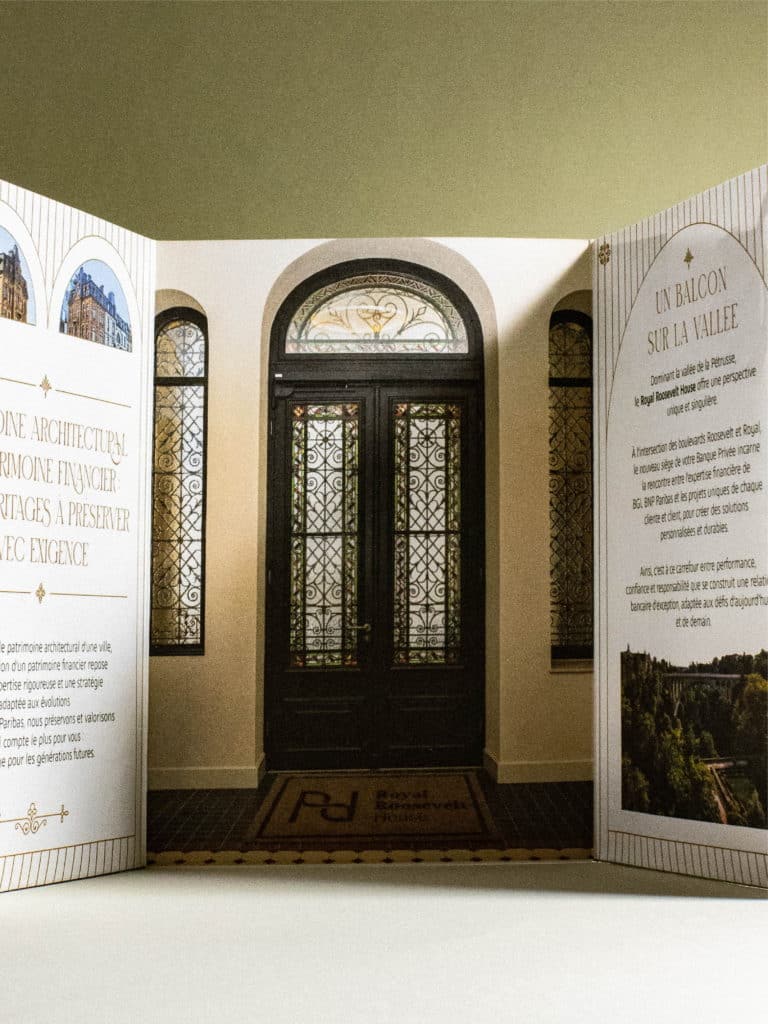 Dépliant imprimé du Royal Roosevelt House mettant en valeur le patrimoine architectural et l'expertise de la Banque Privée.