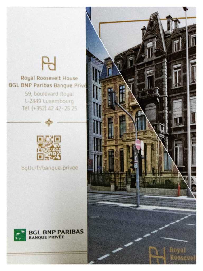 Dépliant affichant les coordonnées, un QR code et une photographie de la façade du bâtiment historique en bord de rue.