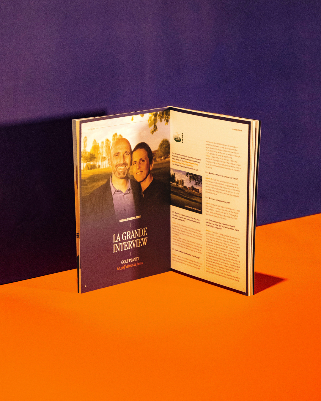 Édition papier d'un magazine ouvert sur l'article "La Grande Interview", montrant le portrait des personnes interviewées sur la page de gauche et le texte sur la page de droite.