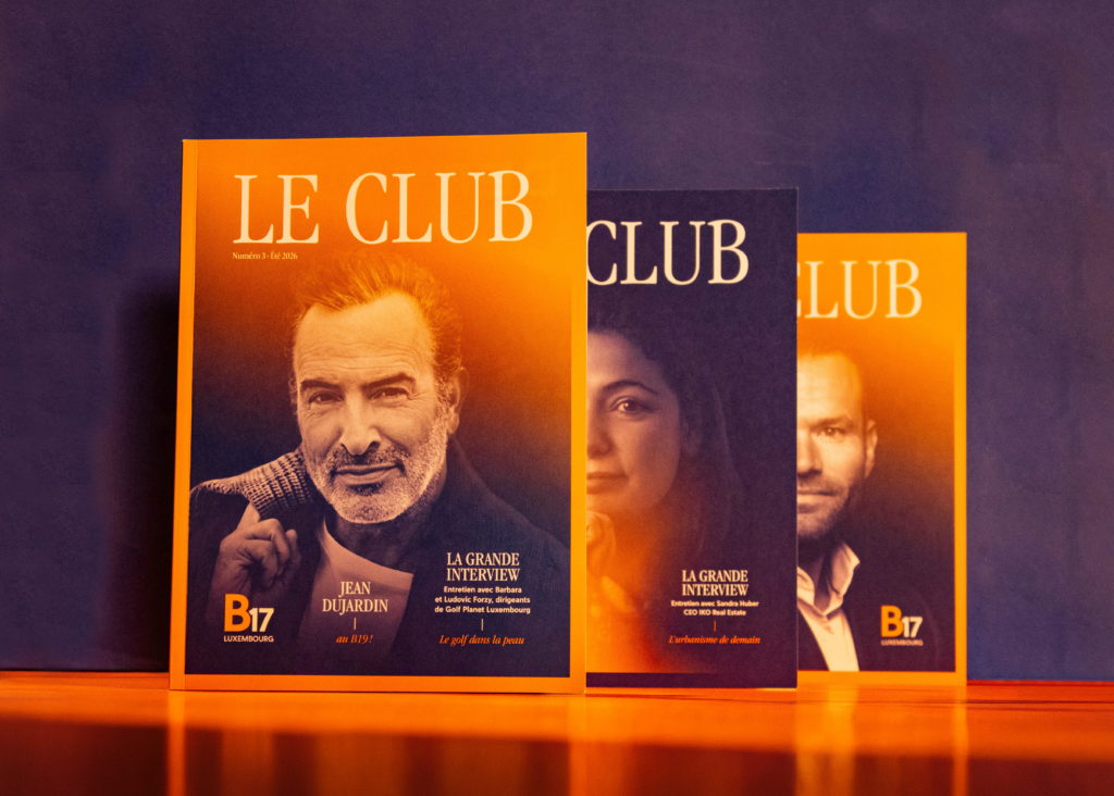Les trois premières éditions du magazine Le Club du B17 Luxembourg exposées côte à côte