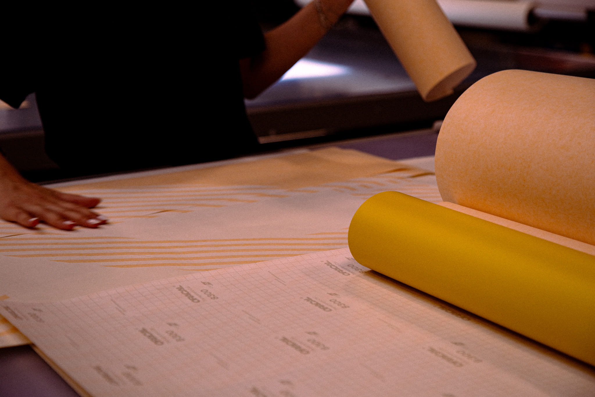 Préparation et découpe de rouleaux d'adhésif jaune en atelier pour la signalétique de la Mairie de Schifflange