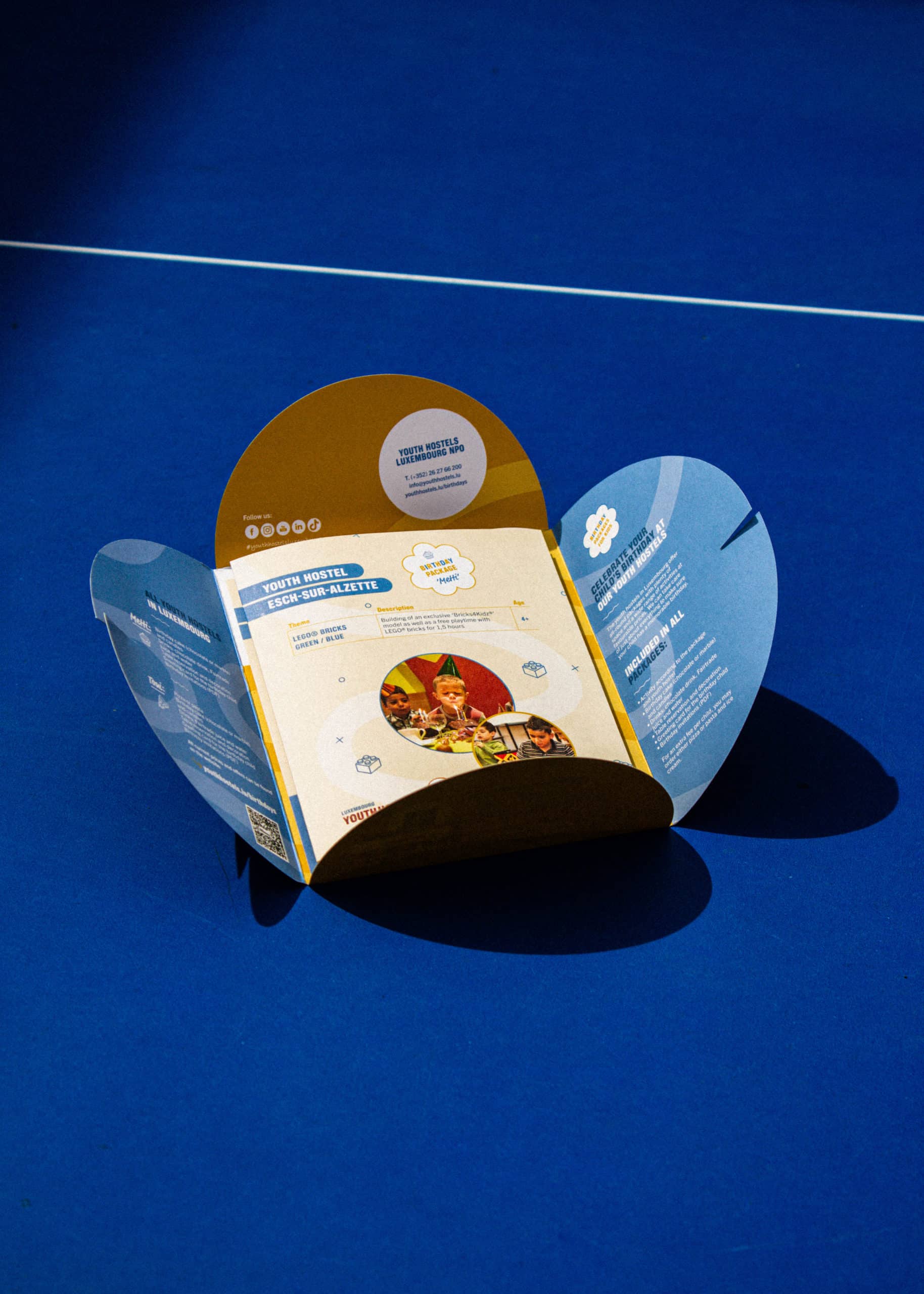 Brochure détaillée des formules d'anniversaire pour enfants avec des briques Lego à l'auberge de jeunesse d'Esch-sur-Alzette.