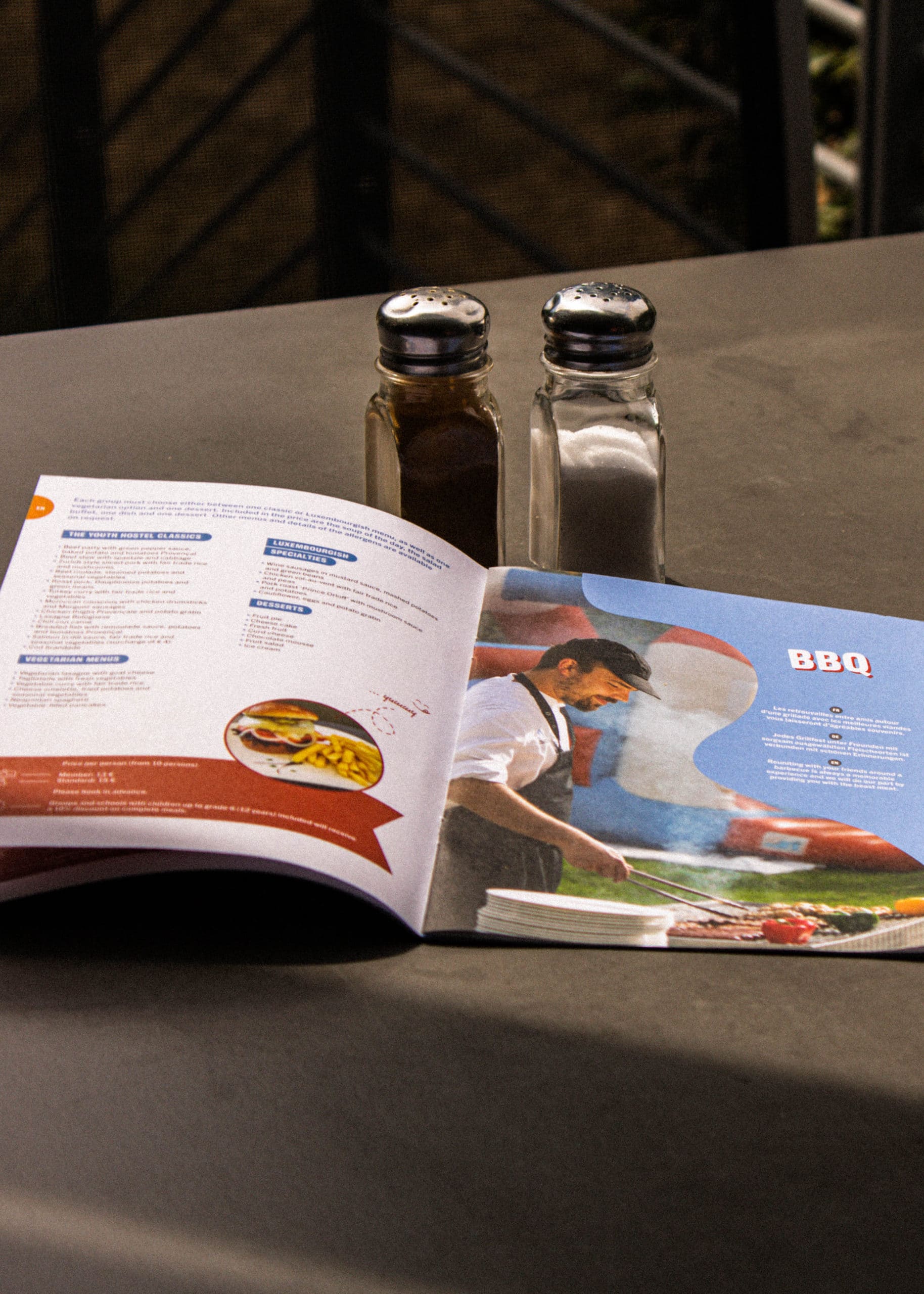 Carte du restaurant de l'auberge de jeunesse détaillant les spécialités luxembourgeoises, les menus végétariens et l'offre barbecue.