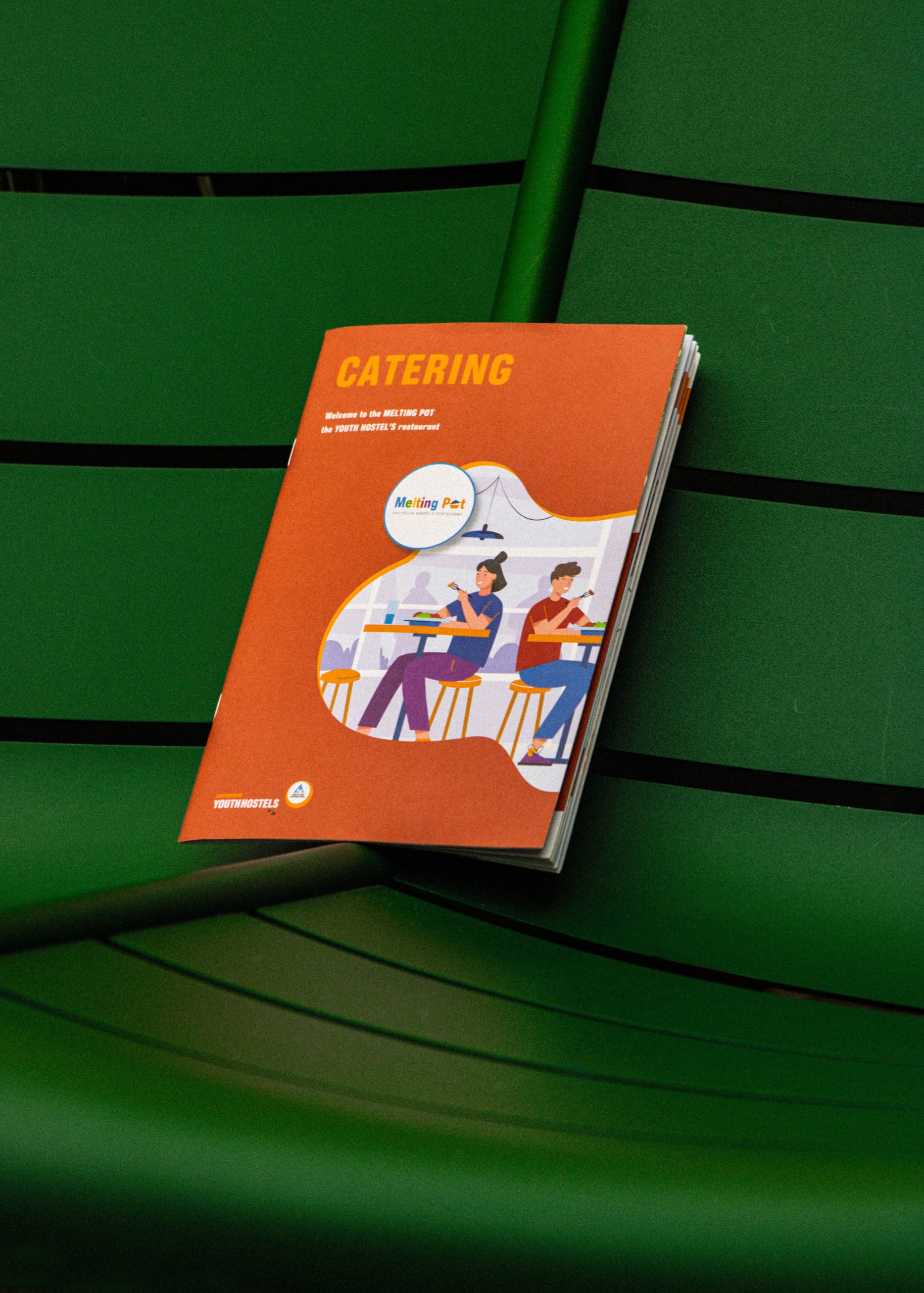 : Couverture du menu imprimé pour le service catering du restaurant Melting Pot des auberges de jeunesse luxembourgeoises, illustrée par des personnes attablées.