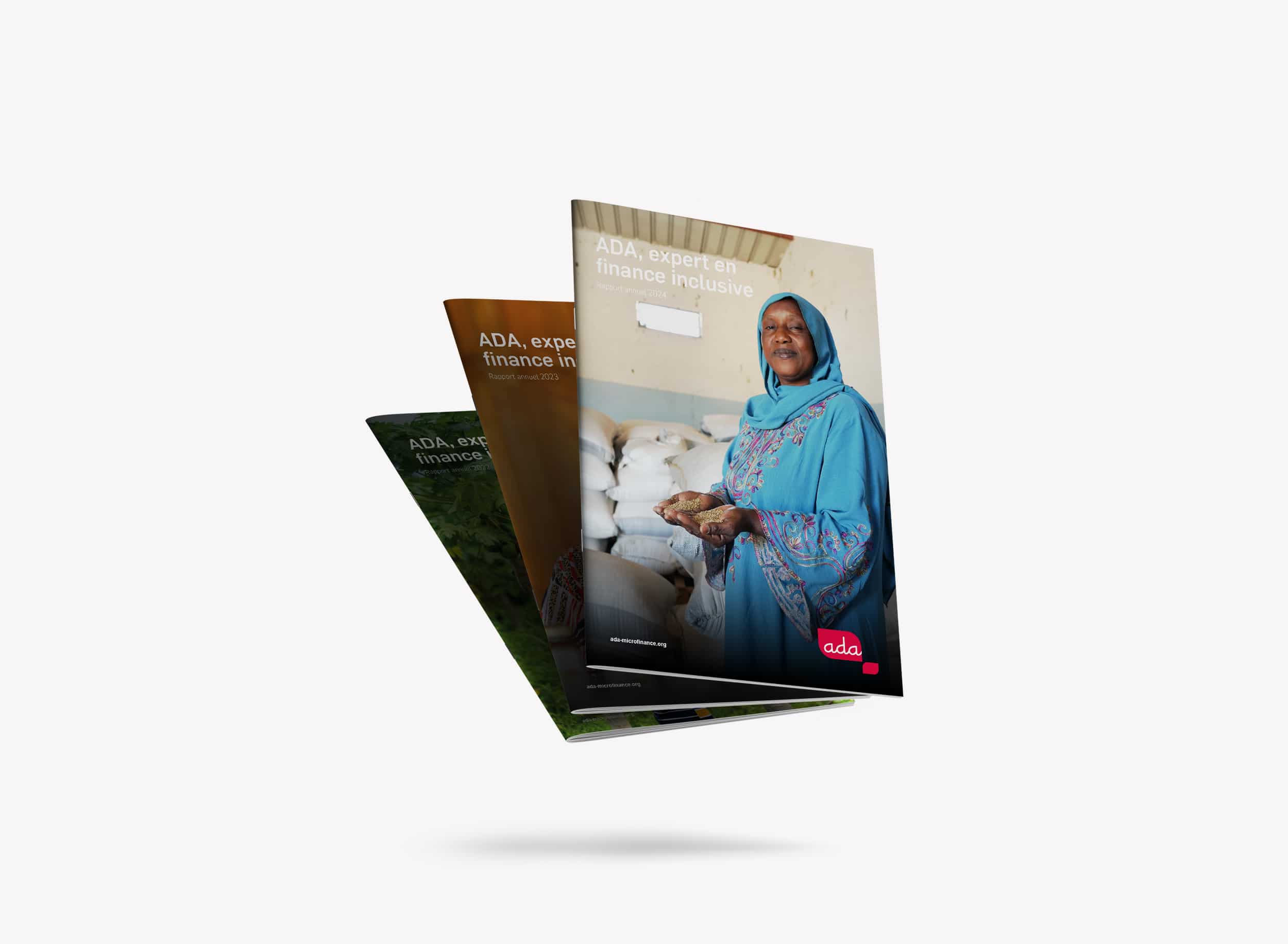 Maquette des publications de l'ONG ADA sur la finance inclusive, illustrant une agricultrice sur la couverture principale.