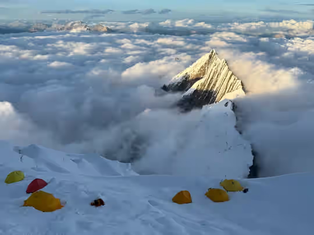 Camp de base de Filip Tapella sur le Maneslu