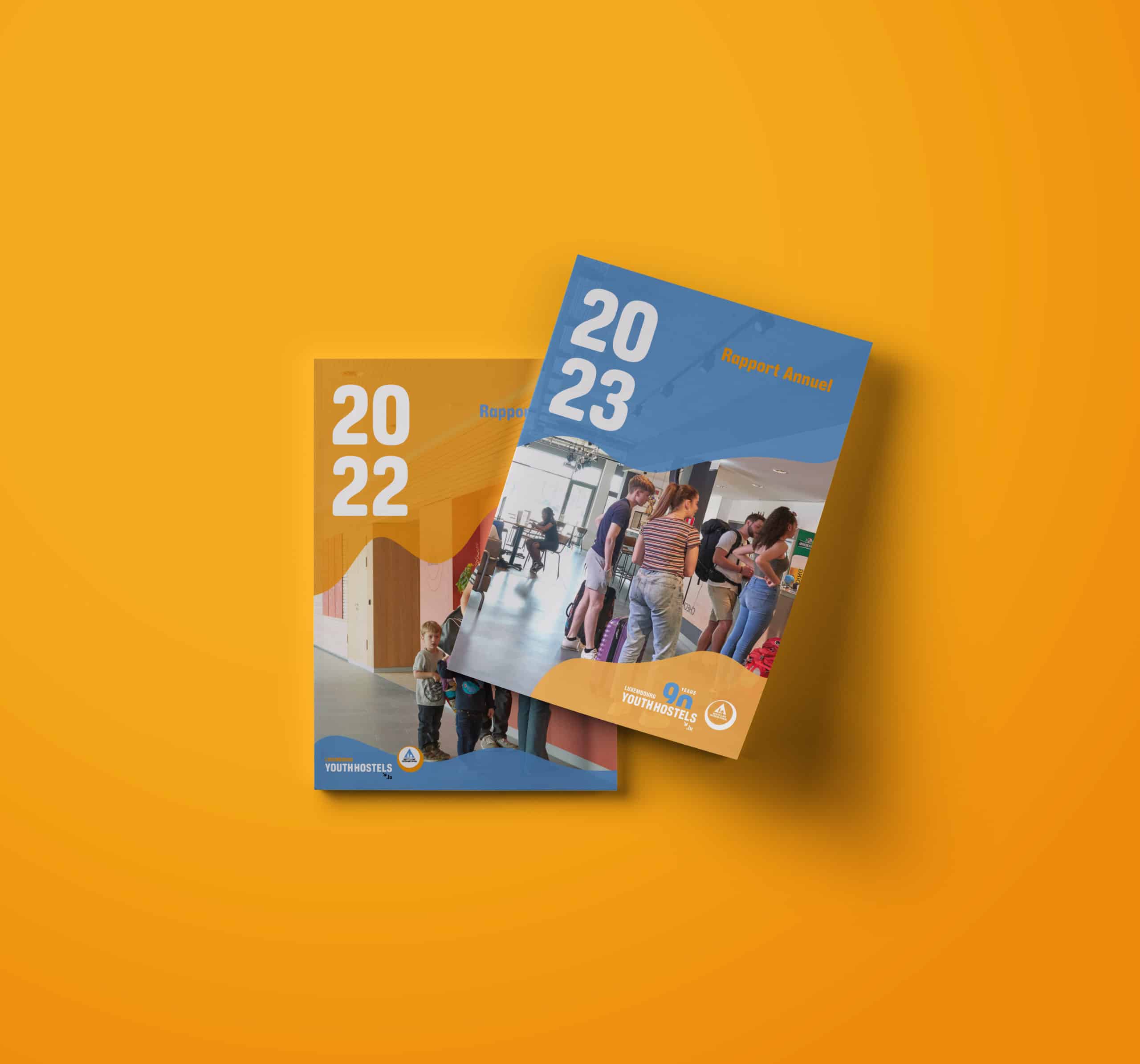 Brochures des éditions 2022 et 2023 du rapport annuel de Youth Hostels présentant des voyageurs à la réception d'une auberge.
