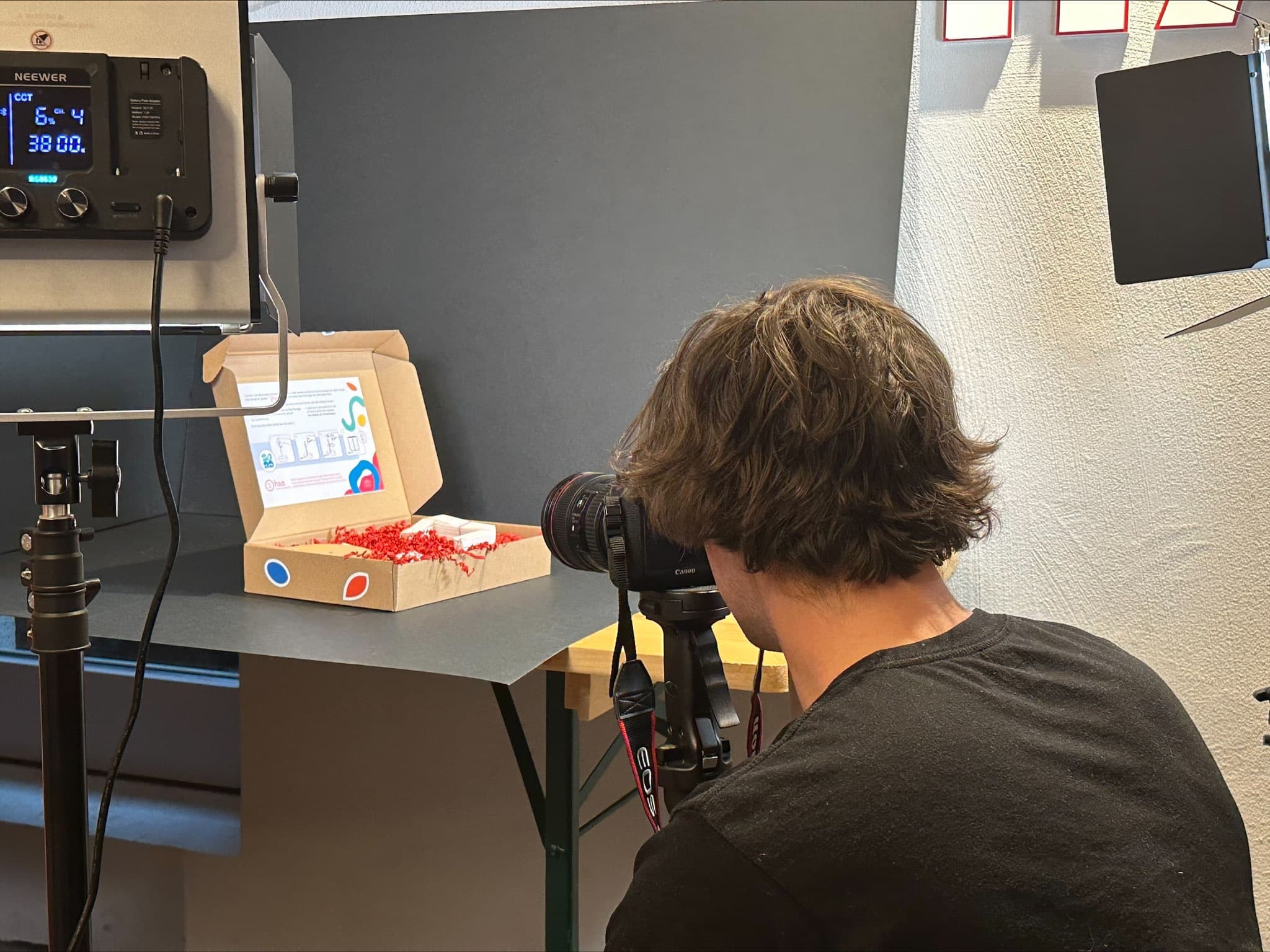 Coulisses d'un shooting photo de produit en studio pour la mise en valeur d'un packaging e-commerce personnalisé.